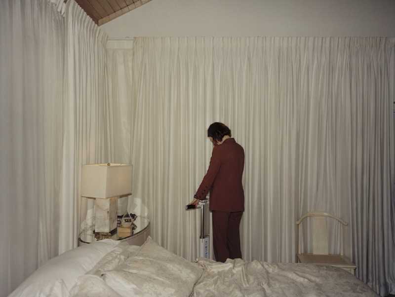 Yorgos Lanthimos: La Mostra Fotografica a Atene Rivela un Nuovo Approccio Artistico