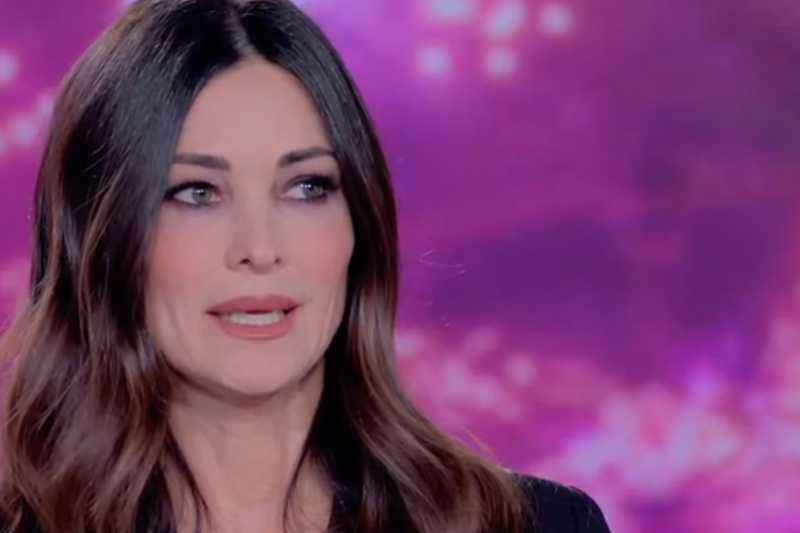 Manuela Arcuri: "Amiche mi hanno tradita" a Verissimo