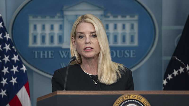 Pam Bondi spostata su base militare per minacce