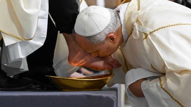 Papa: Dio lava l'uomo potente che uccide