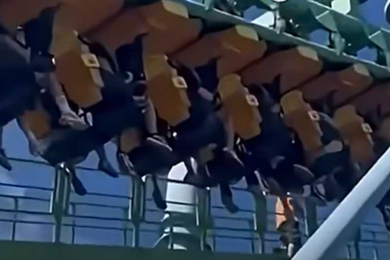 Guasto Montagna Russa: Passeggeri Sospesi